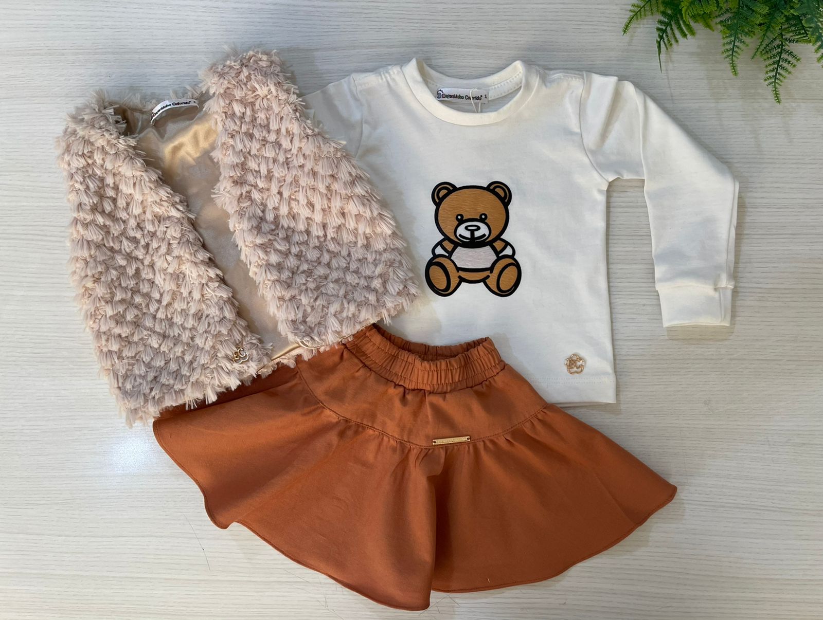 roupa infantil marrom